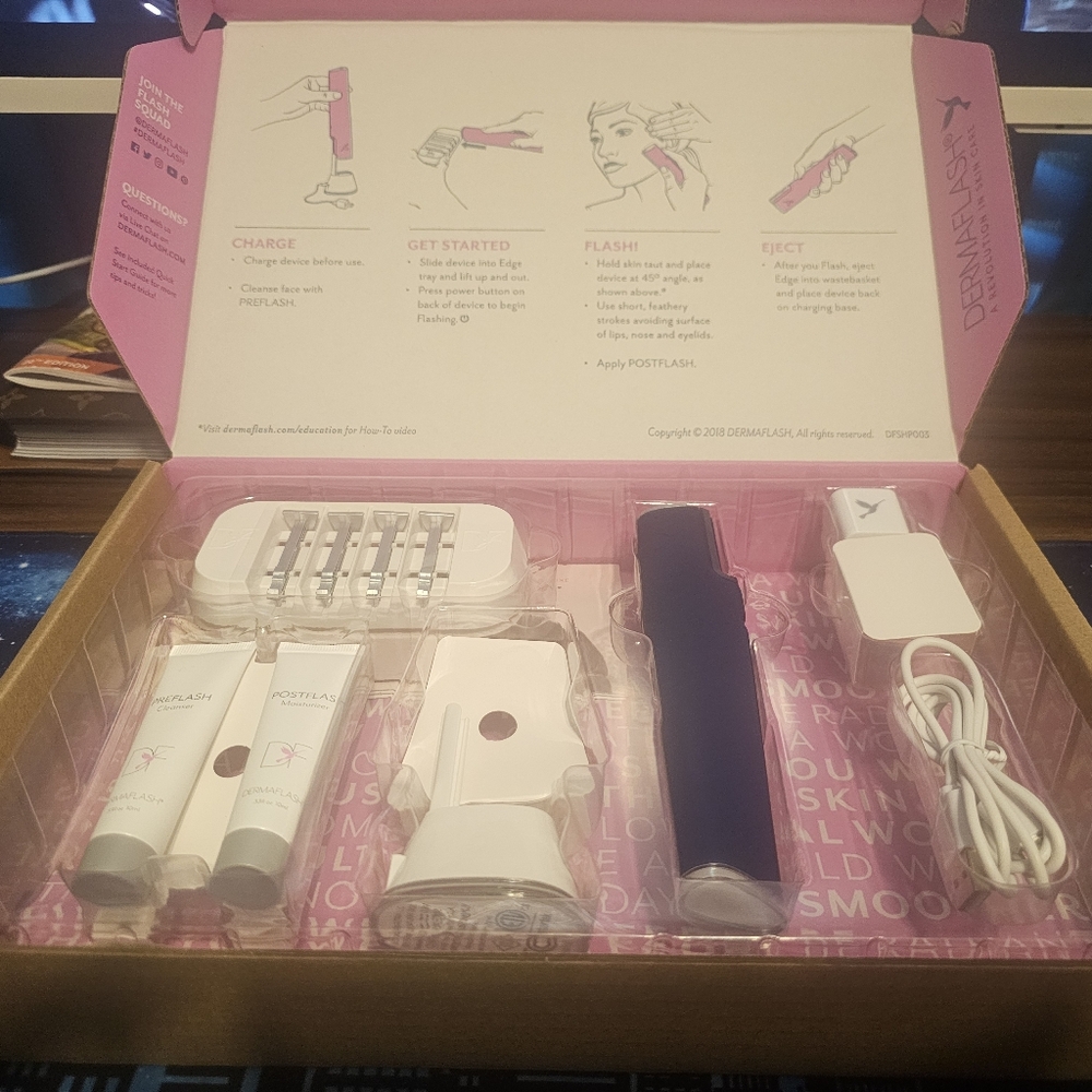 DERMAFLASH LUXE+Sonic Dermaplaning + Peach Fuzz Removal Set